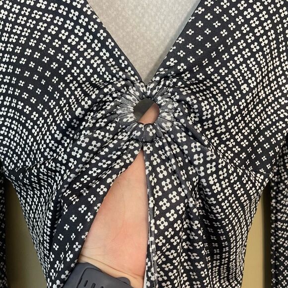 Urban Outfitters UO Black and White Clarissa Printed Plunging Flyaway Top Medium - Picture 5 of 12